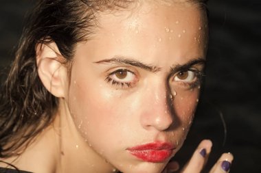 güzel kadın model su ile poz