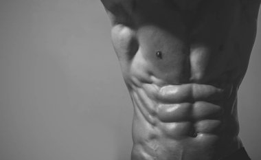 Çıplak göğüslü koç sporcu..