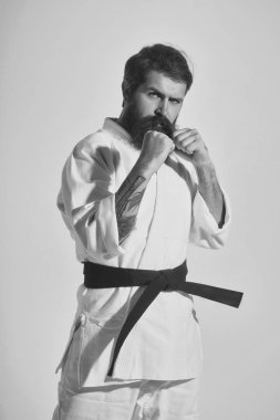 Sakallı karate adam, acımasız beyaz ciddi hipster kimono içinde