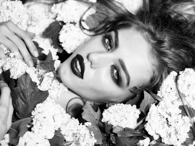 Beyaz çiçek zarif kadın