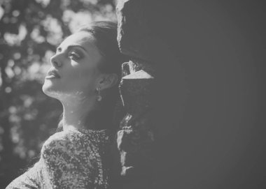 Taş duvara poz kız