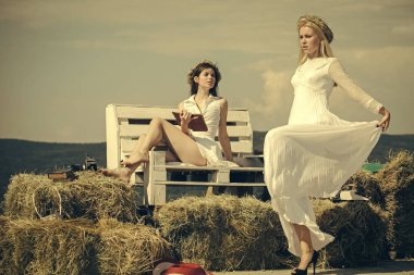 Doğal zemin üzerine güneşli gün zevk kız