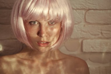 Beyaz tuğla duvar çıplak omuzlarına ile model