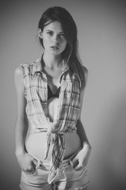 kız pembe arka plan poz