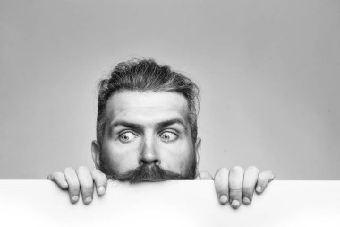 kağıt ile korkan adam