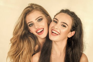 İki kız portresi olumlu moda