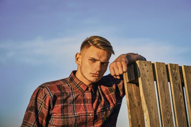 yakışıklı genç adam ahşap çit ayakta