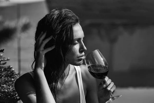 Sexy bella ragazza bere vino rosso — Foto Stock