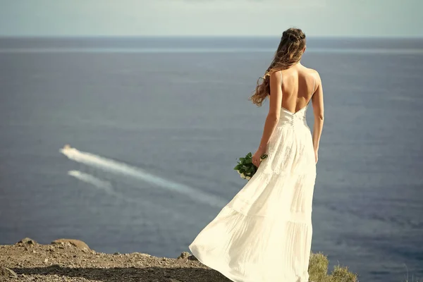 Hübsches Mädchen oder schöne Braut auf blauem Meer — Stockfoto