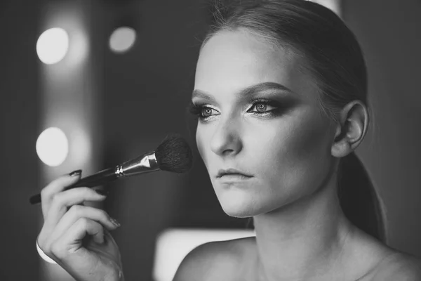 Hermosa adolescente aplicando polvo cosmético en la cara con borla, concepto de cuidado de la piel — Foto de Stock