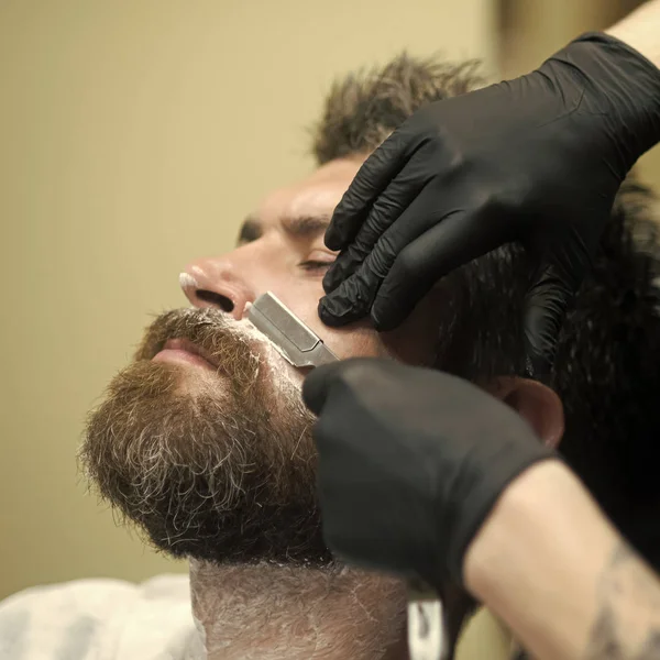 Гіпстер з серйозним обличчям в перукарні, нова технологія . — стокове фото