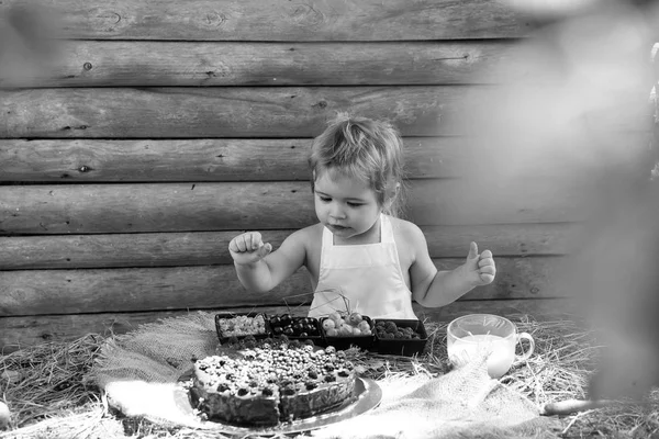 Schattig jongetje eet bessen — Stockfoto