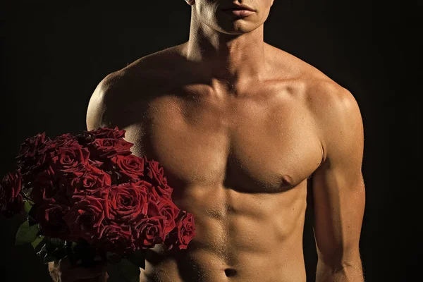 Uomo con bouquet di rose — Foto Stock