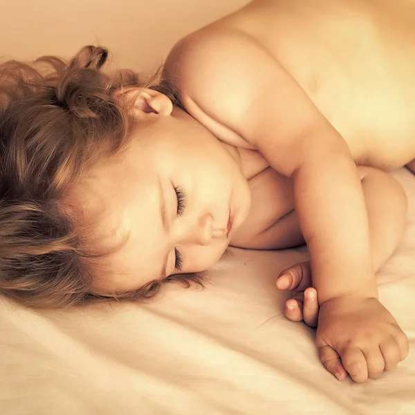 Bebê adormecido na cama — Fotografia de Stock