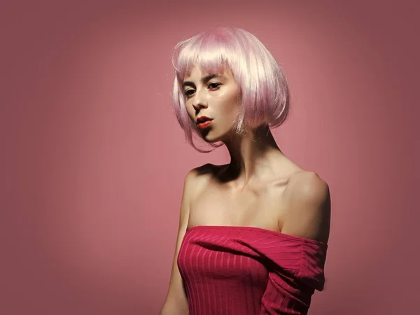 Vrouw in de pruik op roze achtergrond met modieuze make-up — Stockfoto