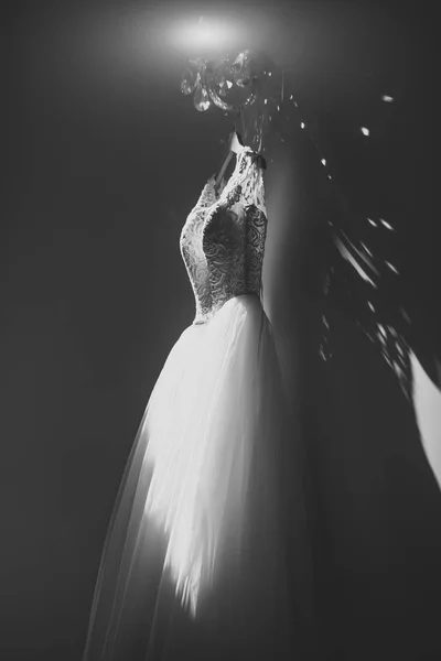 아름다움과 패션, 웨딩 드레스 아름 다운 램프에 매달려 — 스톡 사진