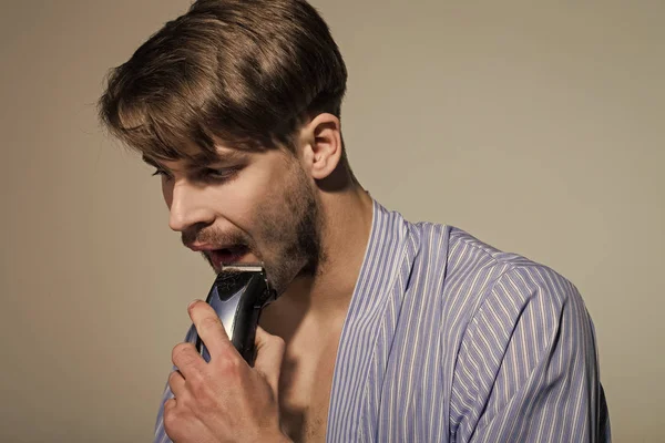Parrakas mies parta parta hiukset trimmeri — kuvapankkivalokuva