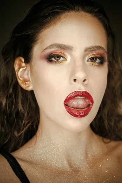 Labios rojos belleza maquillaje mujer con cabello moreno, hermoso retrato de chica. Moda femenina con sano peinado rizado brillante posando en el fondo del estudio. Vogue foto de estilo, dama glamour —  Fotos de Stock