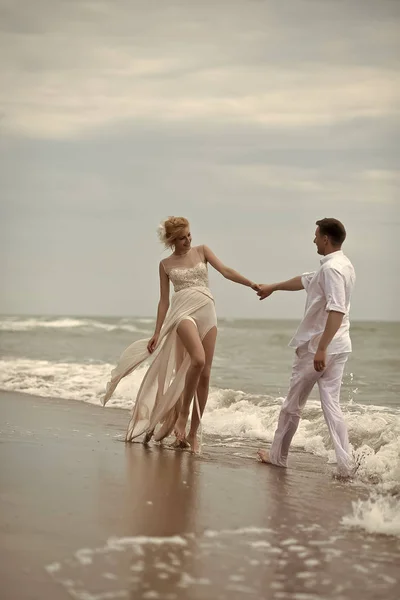 可爱的新婚夫妇在海滩上 — 图库照片
