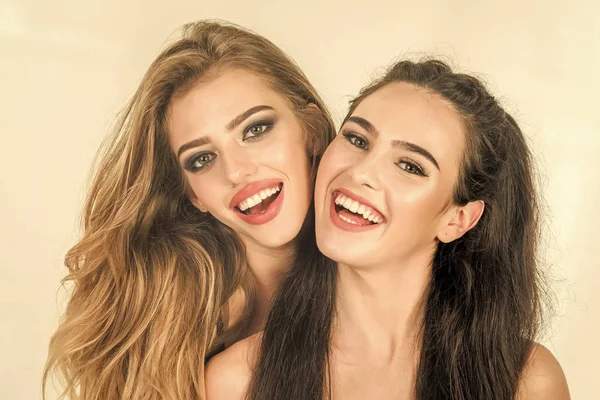 İki kız portresi olumlu moda — Stok fotoğraf