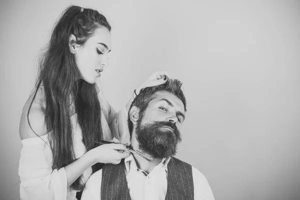 Berber Dükkanı sakal tıraş sırasında istemci — Stok fotoğraf