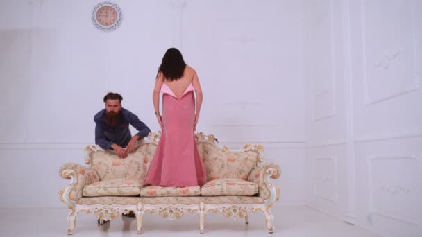 Couple romantique sortir ensemble. Femme flirtant avec un homme. Femme déshabillée pour son homme — Video