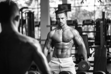 kaslı adam dumbbell ile