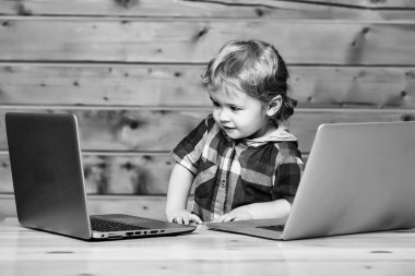 Sevimli çocuk bilgisayarlar üzerinde çalış