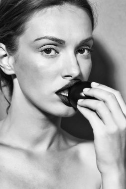 kırmızı domates ile güzel kız