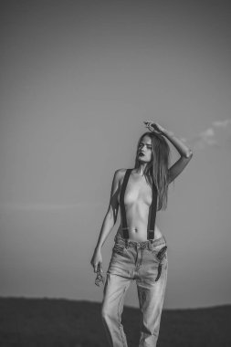 Anahtar ile oldukça sevimli çıplak kız