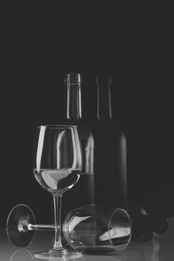 Şişe ve bardak şarap ile