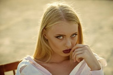 Şehvetli dudakları, makyaj yüz ve uzun sarı saçları ile kız