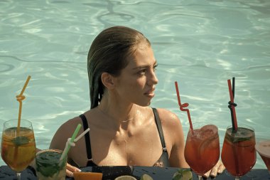 Alkollü içecek ve meyve kadın ile.