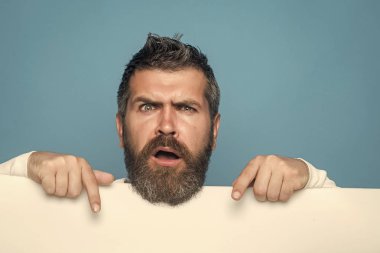 Hipster ciddi bir yüz ile tutun kağıt.