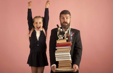 Çocuk ve öğretmen büyük yığın kitap tut. Eğitim