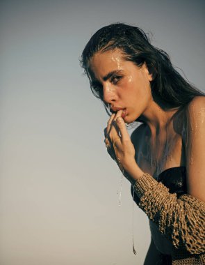 Bal tatlı veya nektar kadının yüzünde. Balmumu maske, kozmetik ve spa olan kadın. Bal doğal organik yüz maskesi. Diyet sağlıklı mükemmel cilt ve Cilt Bakımı tedavisi. Güzellik ve moda, sugaring.