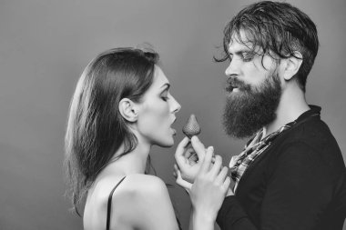 seksi çift kırmızı çilek yeme