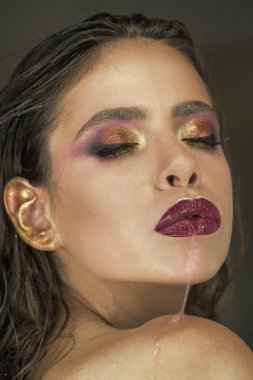 Nemlendirici Dudak kremi, ruj. Güzel closeup ıslat dudaklarını. Parlak dudak makyaj ile güzel dolgun dudaklar. Dolgu enjeksiyonları, plastik cerrahi, kollajen ve tedavileri