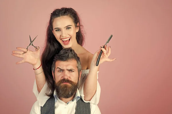 Schöner mann friseur, schönes mädchen — Stockfoto