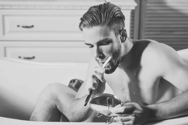 Cilt Bakımı erkek tıraş sabunu yüzünüze cildi ve ustura ile — Stok fotoğraf
