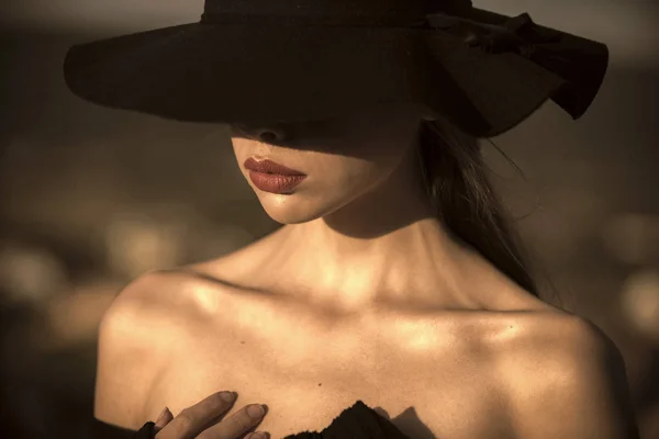 Bellezza e moda, cosmetici. bellezza di bella giovane donna in cappello nero . — Foto Stock