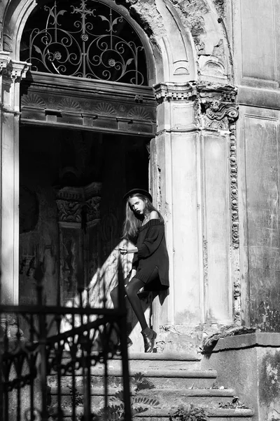 Mujer de moda cerca del viejo edificio — Foto de Stock