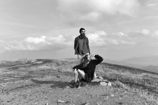 Pareja en cima de la montaña — Foto de Stock