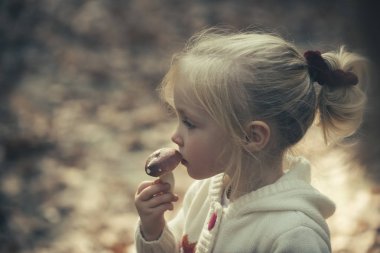 Çocuk sonbahar ormandaki taze mantar ile. Küçük kız hasat ormanda mantar. Organik ve sağlıklı gıda. Terbiye ve erken gelişme. Çocukluk etkinlik ve aktif dinlenme açık