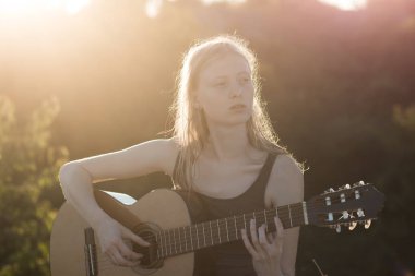 Yaz aylarında açık gitar güzel genç kız
