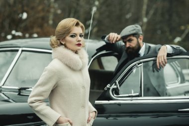 Retro koleksiyonu araba ve otomatik mekanik sürücü tarafından onarın. Seyahat ve iş gezisi ya da hiking hitch. Sakallı adam ve seksi kadın ceket. Eskort kız güvenlik tarafından. Bir toplantıda çift ayrılmak.