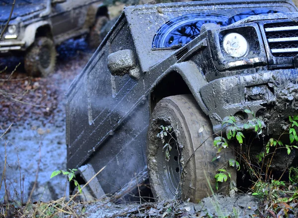 Roues sales de voiture tournant dans la boue . — Photo