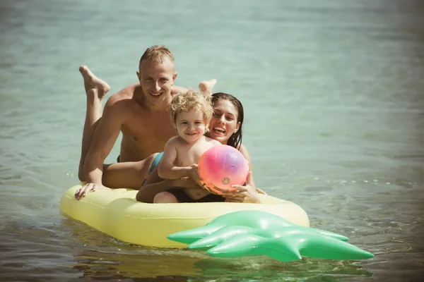 カリブの海に幸せな家族カップル。夏休みに幸せな家族. — ストック写真