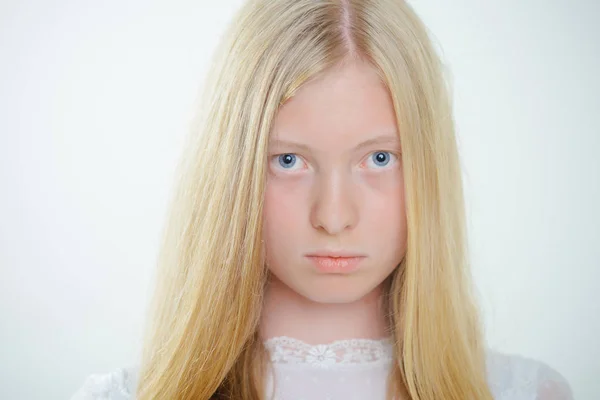 Albino menina com olhos azuis e pele branca. Mulher com aparência de beleza natural e sem maquiagem. Mulher sensual com cabelos longos loiros. Beleza natural e cuidados da pele — Fotografia de Stock