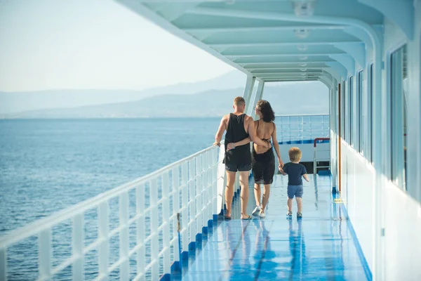 Familia con hijo caminando en la cubierta de crucero, cuerpo completo . —  Fotos de Stock